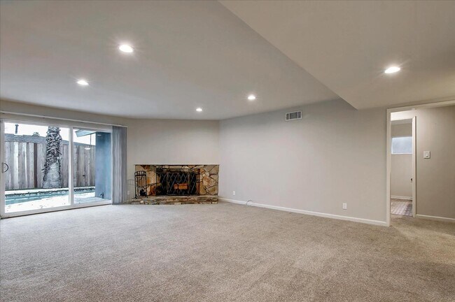 Foto del edificio - 6742 Blewett Ave