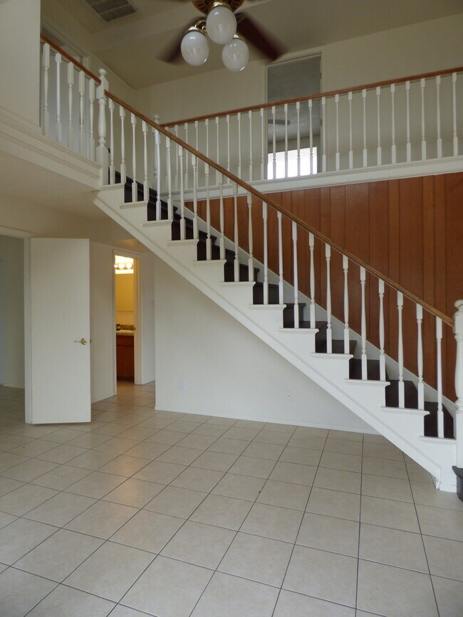 Building Photo - 6 Bedroom! 4 1/2 BATHS!  ASU! Diving Pool!...