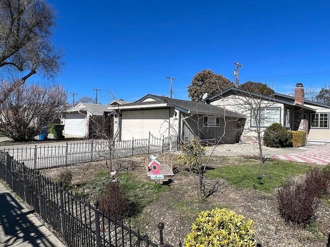 Building Photo - 3175 Machado Ave