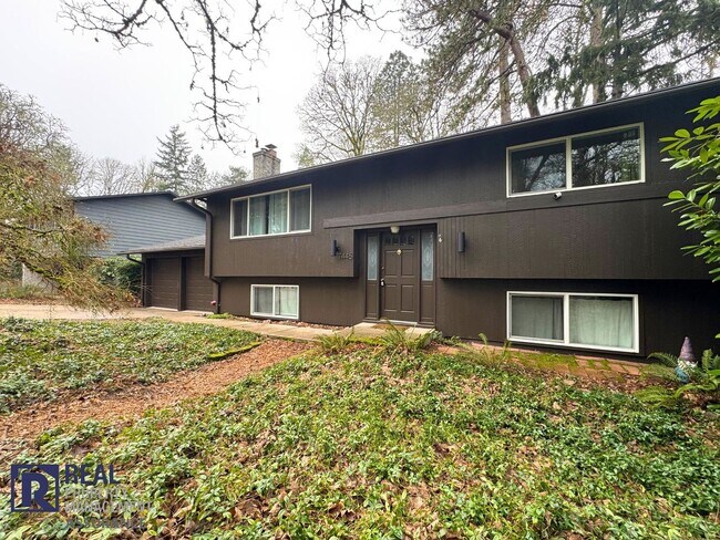Foto del edificio - Beautifully Updated 4BR Beaverton Home with Covered Deck & Huge Yard!