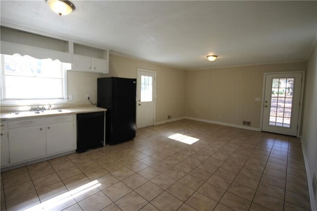 Building Photo - 3661 Pinehill Cir