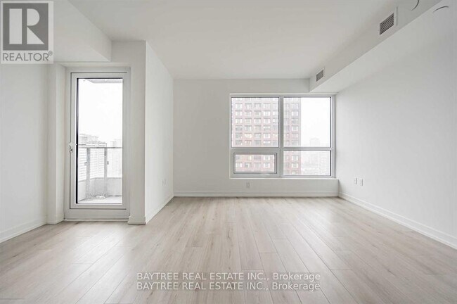 Photo du bâtiment - 395 Bloor St E