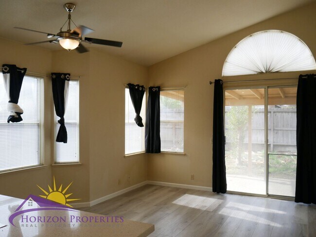 Foto del edificio - 9472 Clementine Way