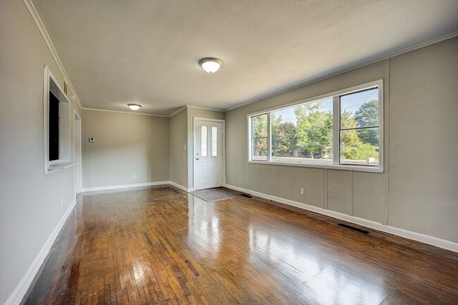 Building Photo - Freshly Updated 4 Bedroom House
