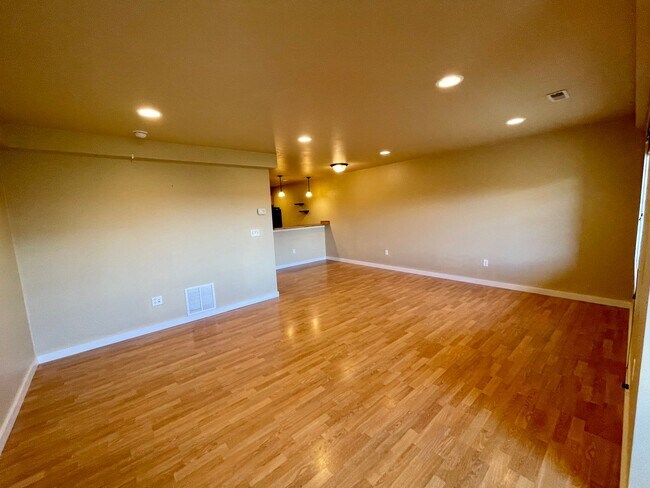 Foto del edificio - Lovely 3 Bed 2.5 home with 2 car garage