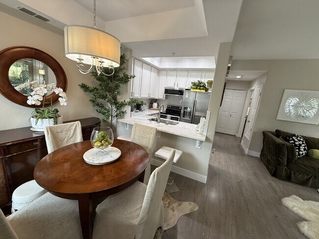 Foto del edificio - Beautiful 1 Bed/1.25 Bath Spacious Condo in Perfect San Ramon Location