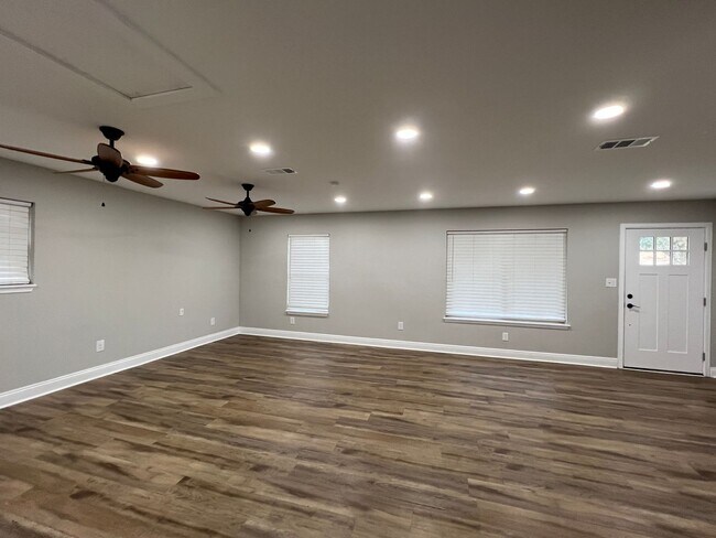Building Photo - Charming 3 Bedroom