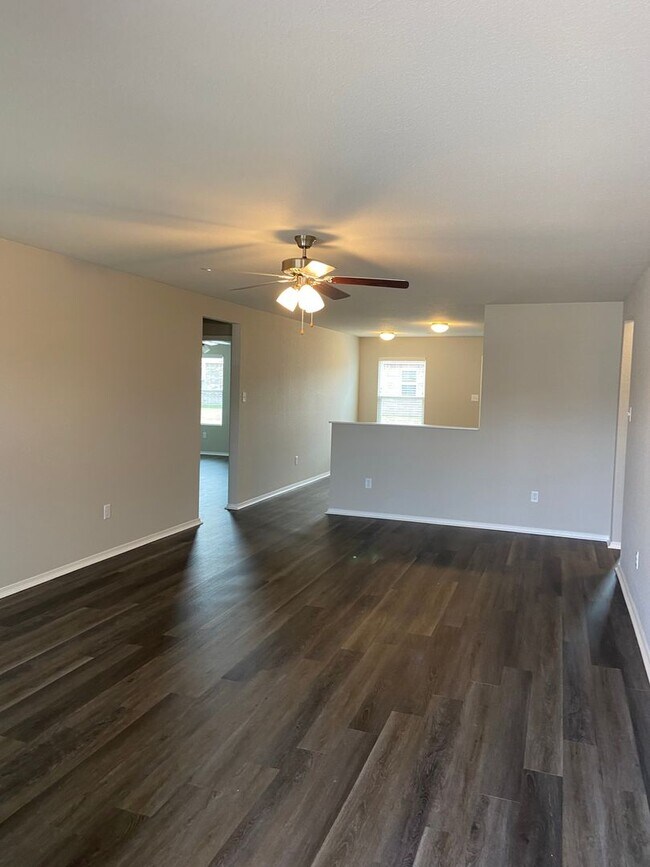 Foto del edificio - *Pre-leasing* Four Bedroom | Two Bath Home...