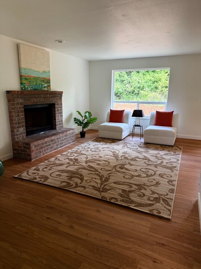 Building Photo - Updated Private Townhouse w/ Plenty of Parking