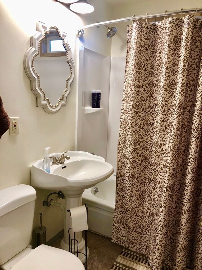 Building Photo - Delightful Sherwood Home!