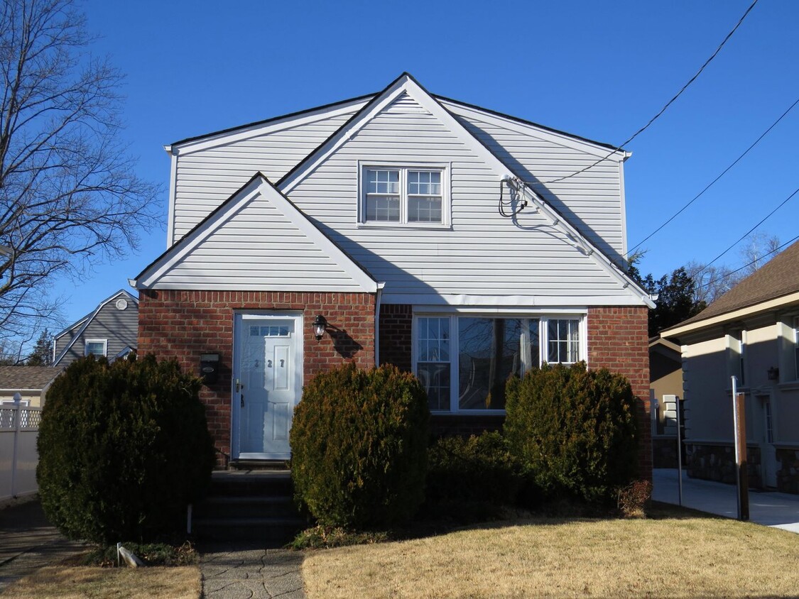 Primary Photo - 6 Bedroom / 2 Full Bath