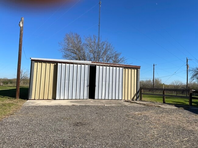 Large barn with double doors on 2 sides - 10570 San Marcos Hwy