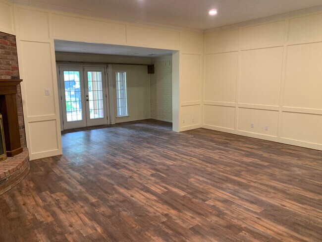 Building Photo - 7205 Wood Oaks Dr