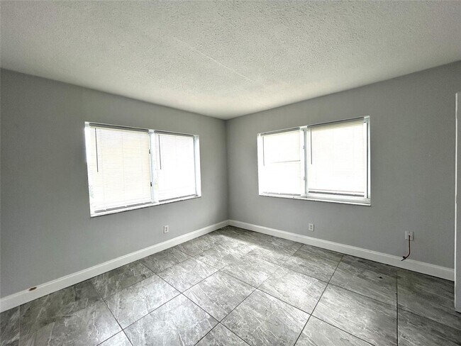 Building Photo - 151 SE 6th Ave