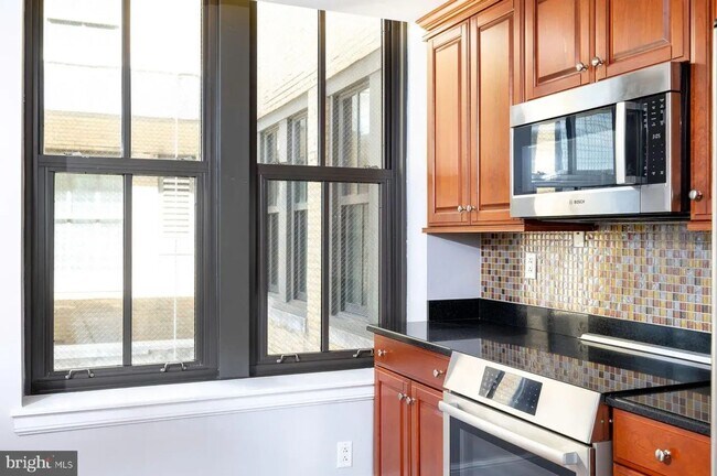 Building Photo - Spacious 4-Bedroom Residence with In-Unit Laundry in Center City