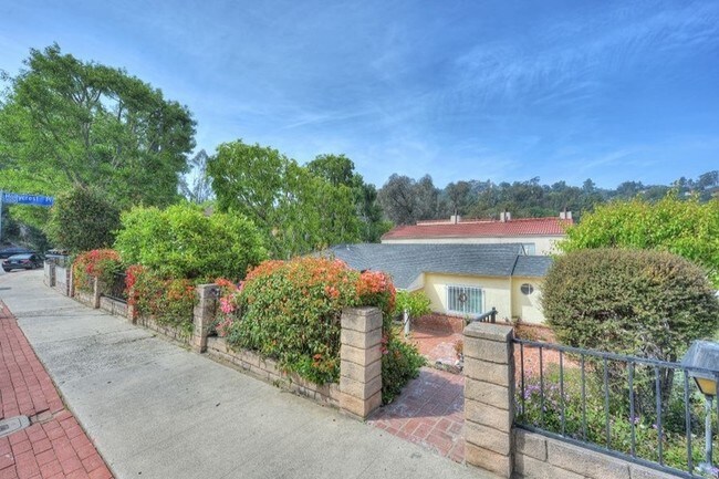 Building Photo - 3033 Hollycrest Dr