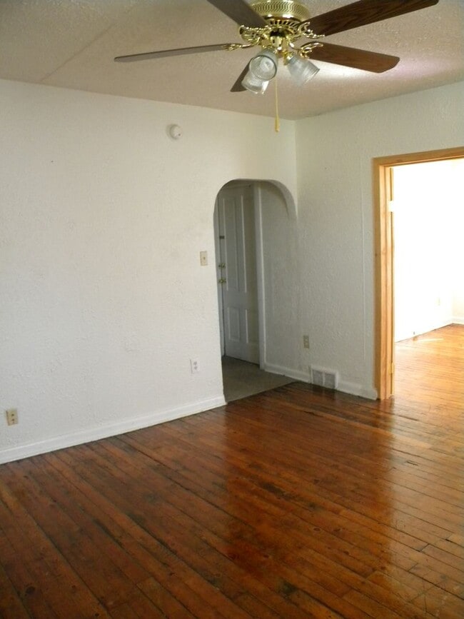 Building Photo - 600-02 Buchanan St NE