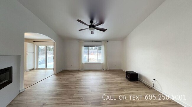 Foto del edificio - Spacious 4BR, 2BA Gem with Fireplace and O...