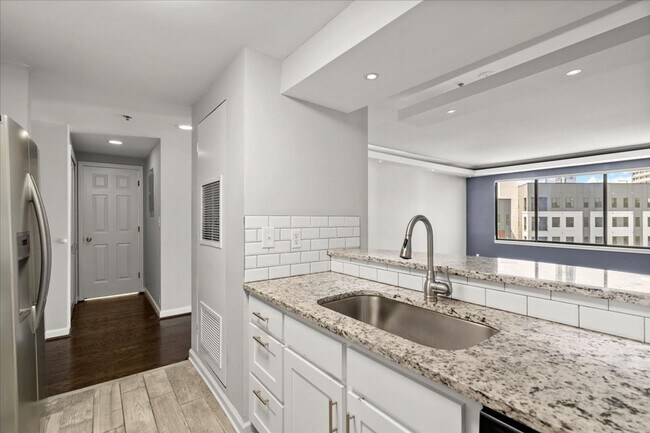 Foto del edificio - 3481 Lakeside Dr NE