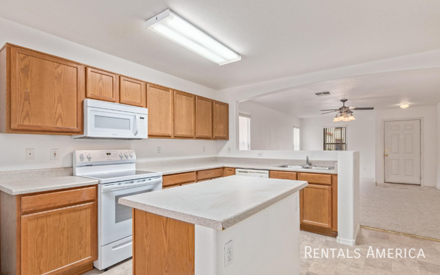Foto del edificio - Sharp 3 Bed, 2 Bath w/ Pool!