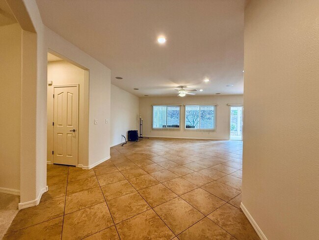 Building Photo - Beautiful Sun City Anthem home-55+ Community Available Now!