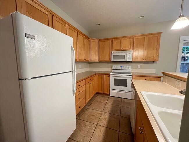 Building Photo - Private 3 Bed + 2.5 Bath townhome close to...