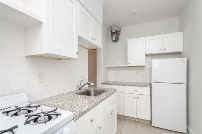 Nicely renovated studio in a prime location near the Green and Orange Line. - Nicely renovated studio in a prime location near the Green and Orange Line. House