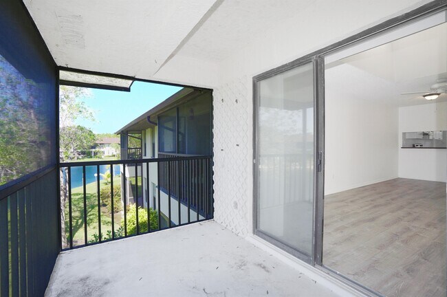 Foto del edificio - 5361 Treetops Dr