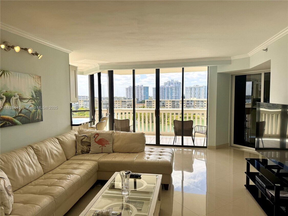 Foto principal - 1000 E Island Blvd