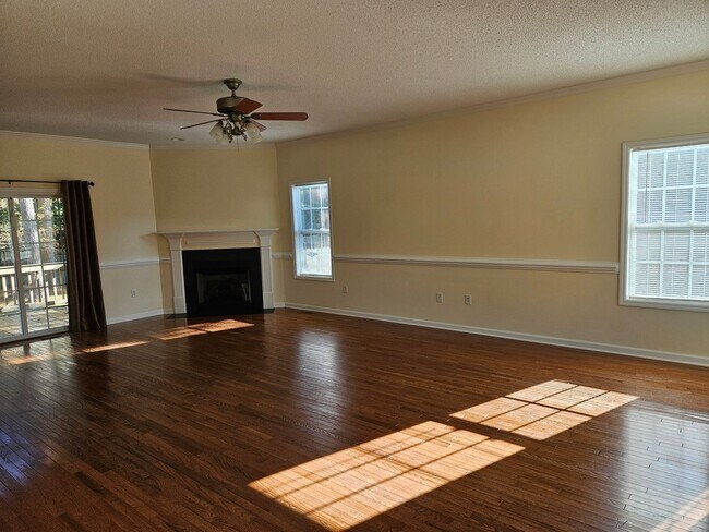 Foto del edificio - Beautiful 4 bedroom, 2.5 bath home in the ...