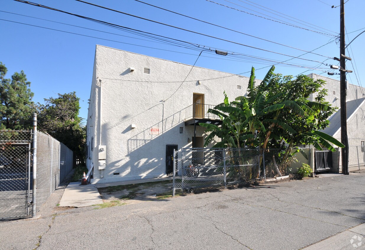 Building Photo - 1076-1082 W 30th St
