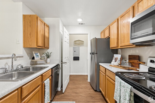 2BR, 2BA - 953SF - Kitchen - Villas of Spring Creek