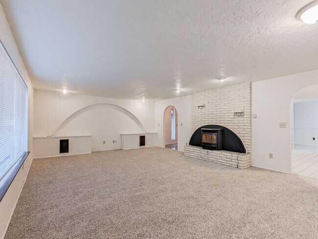 Building Photo - Spacious 3 bed, 3 bathroom home with main ...