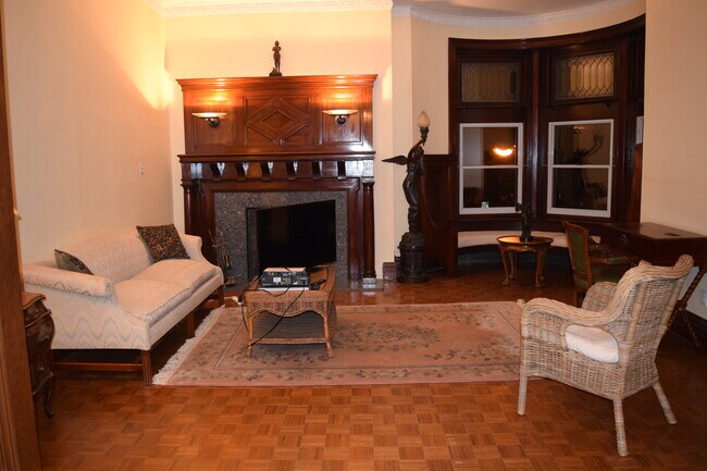 Livingroom Fireplace - 1501 Av Du Docteur-Penfield