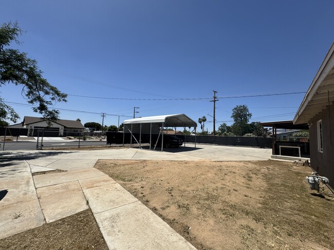 Foto del edificio - 40253 Johnston Ave