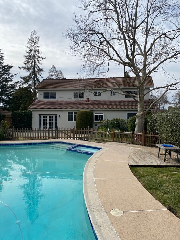 Foto principal - 1692 Crescent Dr