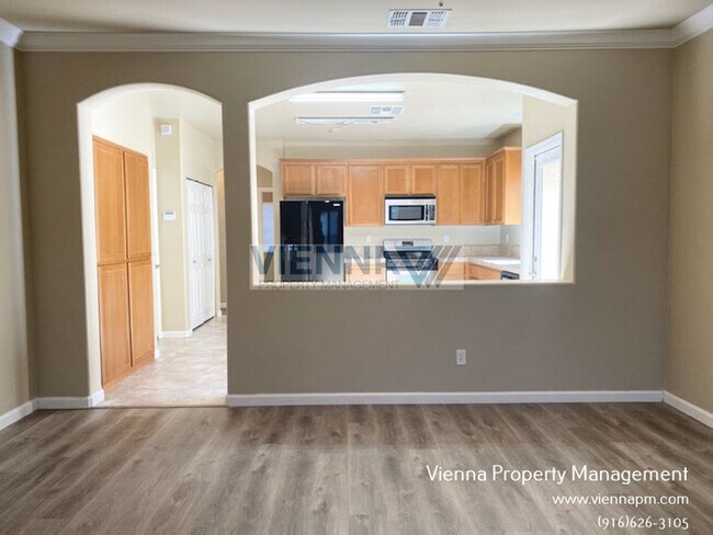 Building Photo - 2015 Rickenbacker Ln