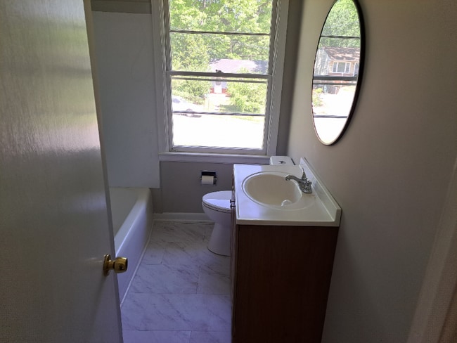Building Photo - 323 Oakwood Cir
