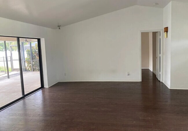 Building Photo - 313 SE 33rd St