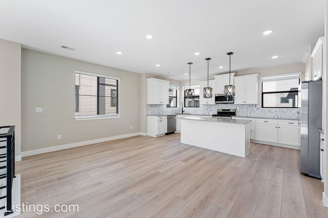 Building Photo - 4 br, 3.5 bath House - 2068 S Holly St #1