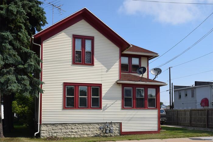 Primary Photo - Spacious 3 Bedroom Lower