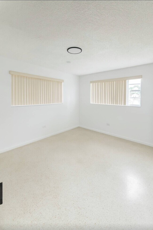 Building Photo - 141 W 31st St