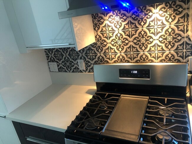 Building Photo - 2122 Carmona Ave