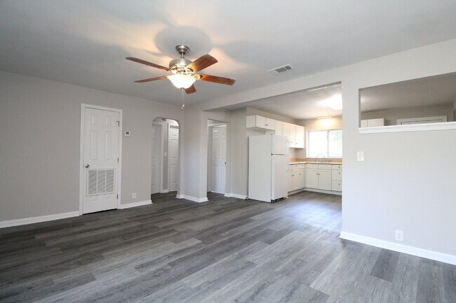 Building Photo - Central Pensacola Gem: Renovated 2BR/1BA D...