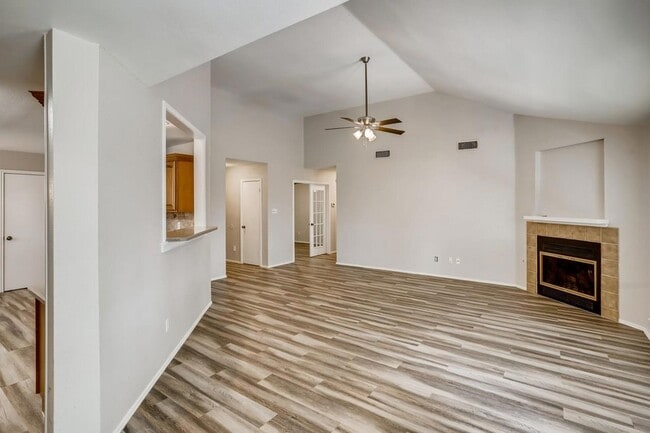 Foto del edificio - 607 Battlecreek Ln