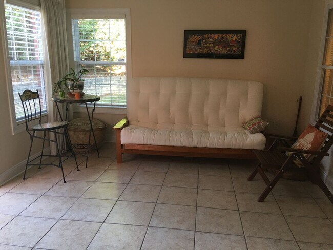 Foto del edificio - Oak Tree Townhome- One Level Living 3 Bed, 2 Bath Available March 1st!