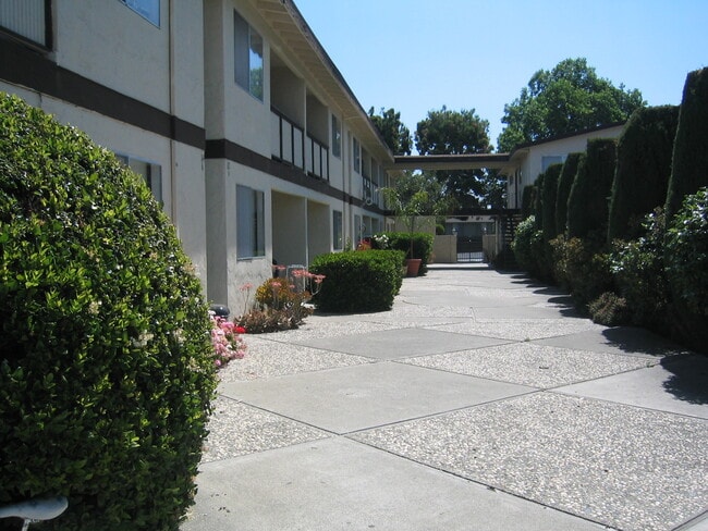 Building Photo - 445 Acalanes Dr