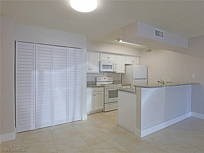 Building Photo - 5321 Summerlin Rd