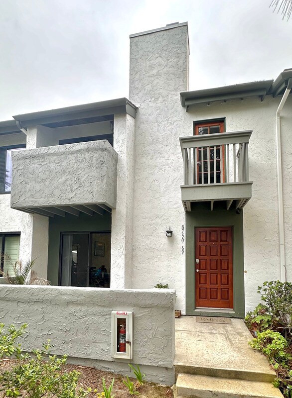 Building Photo - 8750 Villa La Jolla Dr