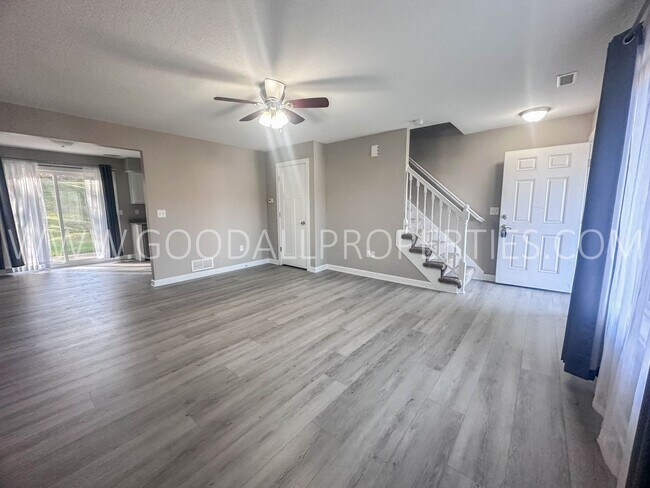 Foto del edificio - Rent Special $995 for the first 3 months of the lease!! 1.5-bath townhome in Van Meter, complete ...